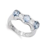 18K SORTIJA ORO BLANCO CON CIRCONITA AGUAMARINA Y BLANCAS, ANCHO: 7 MM