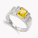 18K SORTIJA ORO BLANCO PIEDRA COLOR Y CIRCONITAS, ANCHO: 8 MM