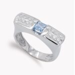 18K SORTIJA ORO BLANCO CIRCONITA AGUAMARINA Y BLANCAS, ANCHO: 6,5 MM