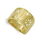 18K SORTIJA ORO AMARILLO MACIZA FLORES CALADAS MATIZADA, ANCHO: 13,5MM