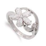 18K SORTIJA ORO BLANCO FLOR CON CIRCONITAS, ANCHO 13 MM