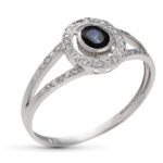 18K SORTIJA ORO BLANCO MOTIVO CON CIRCONITA Y ZAFIRO, ANCHO: 9,5 MM