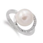 18K SORTIJA ORO BLANCO CON PERLA 10 MM Y CERCO DE CIRCONITAS, ANCHO CUERPO: 3 MM