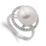 18K SORTIJA ORO BLANCO CON PERLA 10 MM Y CERCO DE CIRCONITAS, ANCHO CUERPO: 4 MM