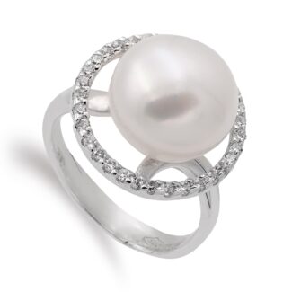 18K SORTIJA ORO BLANCO CON PERLA 10 MM Y CERCO DE CIRCONITAS, ANCHO CUERPO: 4 MM