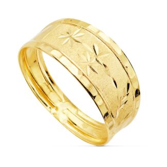 18K SORTIJA ORO AMARILLO MATIZADA CON FLORES TALLADAS Y BORDES TALLADOS, ANCHO 9 MM