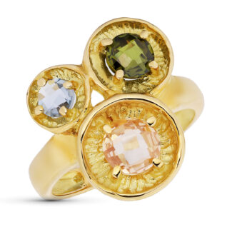 18K SORTIJA ORO AMARILLO TRES MOTIVOS REDONDOS CON CIRCONITAS COLORES, ANCHO: 17,5 MM