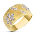 18K SORTIJA ORO BICOLOR MATIZADA CON FLORES TALLADAS, ANCHO: 11 MM