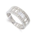 18K SORTIJA ORO BLANCO CON CIRCONITAS BAGUETTE Y REDONDAS, ANCHO: 7,5 MM