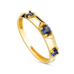 18K SORTIJA ORO AMARILLO CON TRES PIEDRAS COLOR AZUL EN 4 GARRAS, ANCHO: 3MM