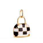 18K COLGANTE ORO AMARILLO BOLSO CON ESMALTE NEGRO Y BLANCO, MEDIDA: 15 X 12,5 MM