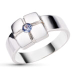 18K SORTIJA ORO BLANCO CON MOTIVO CUADRADO Y CIRCONITA AZUL, ANCHO: 9X9 MM