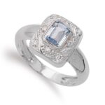 18K SORTIJA ORO BLANCO MOTIVO RECTANGULAR CON AGUAMARINA Y CIRCONITAS, ANCHO: 12 MM