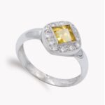 18K SORTIJA ORO BLANCO PIEDRA TOPACIO ROMBO Y CIRCONITAS, ANCHO: