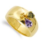 18K SORTIJA ORO AMARILLO DOS PIEDRAS COLOR AMATISTA Y OLIVINA, ANCHO: 8,5 MM