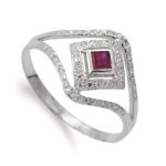 18K SORTIJA ORO BLANCO ROMBO CON RUBI Y CIRCONITAS, ANCHO: 13 MM