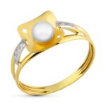 18K SORTIJA ORO BICOLOR MOTIVO CUADRADO CON PERLA 4,5 MM Y CIRCONITAS CARRIL, ANCHO: 8 MM