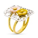 18K SORTIJA ORO BICOLOR RECTANGULAR CON FLORES Y MARIPOSA, MEDIDA: 25X18MM