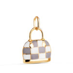18K COLGANTE ORO AMARILLO BOLSO CON ESMALTE GRIS Y BLANCO, MEDIDA: 15 X 12,5 MM