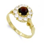 18K SORTIJA ORO AMARILLO CUAJO GRANATE Y CIRCONITAS, ANCHO: 11MM