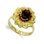 18K SORTIJA ORO AMARILLO Y GRANATE OVAL 8X6 MM CON CIRCONITA Y HOJAS, ANCHO: 17,5 MM