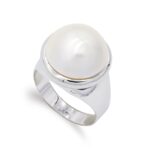 18K SORTIJA ORO BLANCO Y PERLA JAPONESA CON CERCO LISO 16 MM
