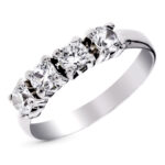 9k SORTIJA ORO BLANCO CON CIRCONITAS EN GARRAS, ANCHO: 4 MM