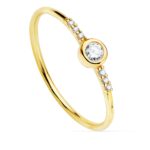 18K SORTIJA ORO AMARILLO DIAMANTES 0,140 QTS, G-VS2, DIAMANTE 3 MM Y 6 DE 1 MM